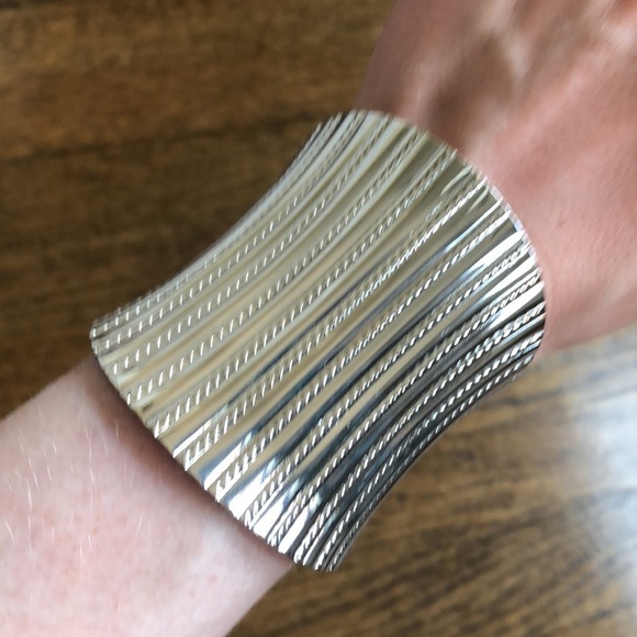 3/$20 Medium Silver Vertical Stripe Edge Cuff Bracrlet - Picture 1 of 6